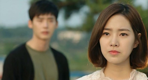 Chồng nằng nặc đòi ly hôn rồi dẫn bồ về ra mắt, vợ chỉ "nhả" 1 câu khiến cô ả xanh mặt