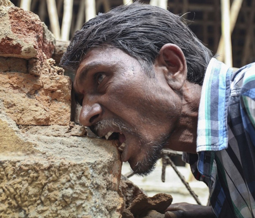 Người đàn ông "nghiện" bùn đất, mỗi ngày ăn 3kg trong suốt 24 năm mà vẫn khỏe mạnh