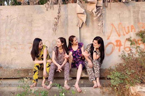 Không lên đồ lồng lộn hay son phấn, Nhã Phương lại khoe sắc trong trang phục giản dị cùng chị em