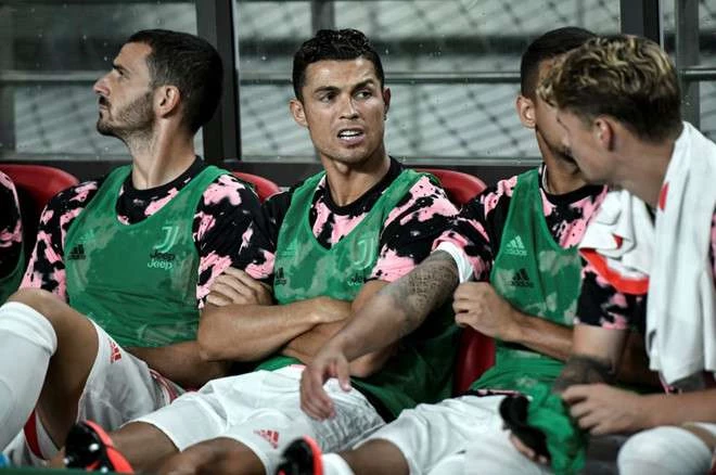 Ronaldo ngồi ngoài cả trận khiến CĐV Hàn Quốc giận dữ. (Ảnh: AFP).