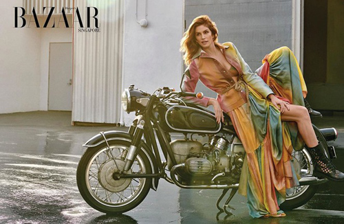 Siêu mẫu huyền thoại Cindy Crawford U60 trẻ đẹp rạng ngời