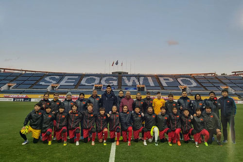 ĐT nữ Việt Nam làm quen sân Jeju World Cup, sẵn sàng cho trận quyết đấu với Myanmar