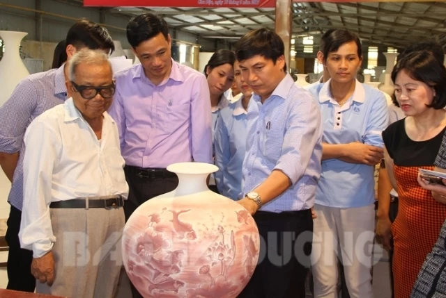 Ông Nguyễn Hữu Thức – TGĐ Công ty cổ phần gốm Chu Đậu (bên phải ảnh) giới thiệu một sản phẩm độc đáo gốm Chu Đậu Hapro.