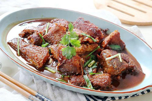 Kho cá cứ cho nửa lon bia vào, có ngay món cá thơm ngon chuẩn vị đậm đà, màu đẹp, không bị tanh