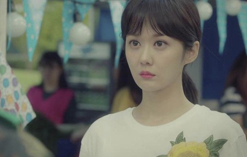 Phát hiện chồng ngoại tình nhờ đôi dép đi trong nhà, vợ cao tay xử lý khiến chồng và hàng xóm sợ xanh mặt