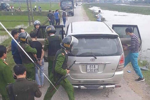 Hà Tĩnh: Hàng chục cảnh sát vây bắt xe ô tô chở 45 kg ma túy