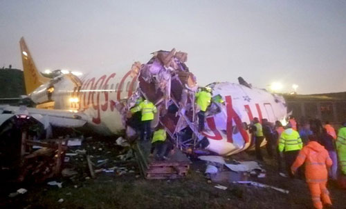 Máy bay chở gần 200 người vỡ làm ba khi hạ cánh
