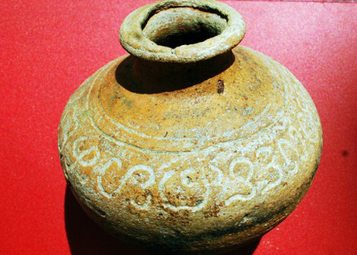 Chiếc bình gốm Chăm cực hiếm có minh văn