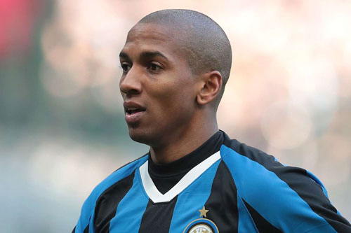 Ashley Young tốn công đưa thợ cắt tóc nổi tiếng sang Italia, cuối cùng chỉ... cạo trọc