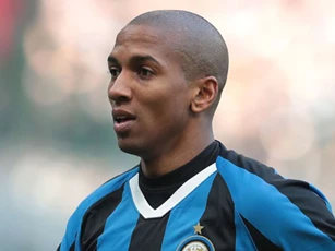 Ashley Young tốn công đưa thợ cắt tóc nổi tiếng sang Italia, cuối cùng chỉ... cạo trọc
