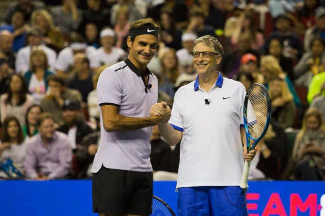 Bill Gates xỏ giày đánh tennis cùng Roger Federer