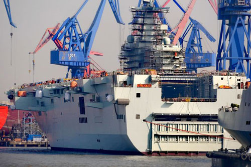 Hạ thủy được 4 tháng, đến nay tàu đổ bộ Type 075 của Trung Quốc vẫn ngổn ngang