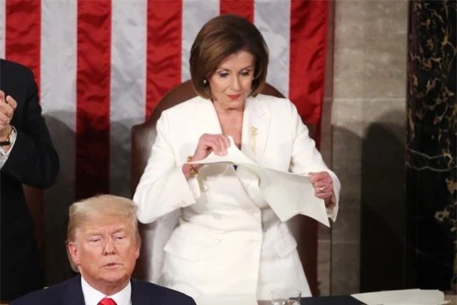 “Bà đầm thép” Pelosi lý giải việc xé rách bài phát biểu của ông Trump - 1