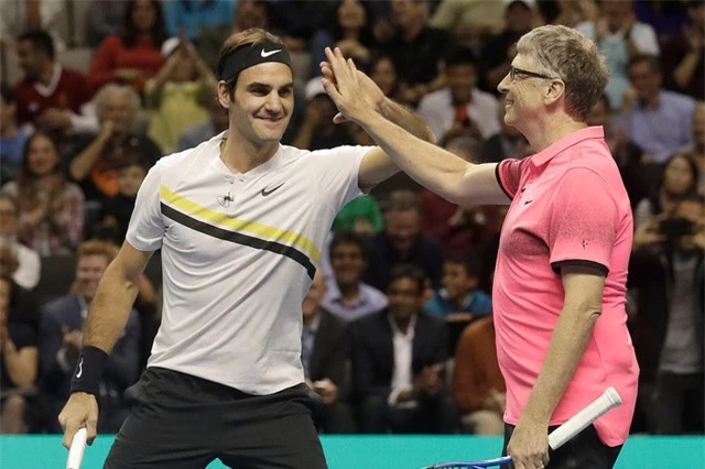 Bill Gates xỏ giày đánh tennis cùng Roger Federer - Ảnh 1.