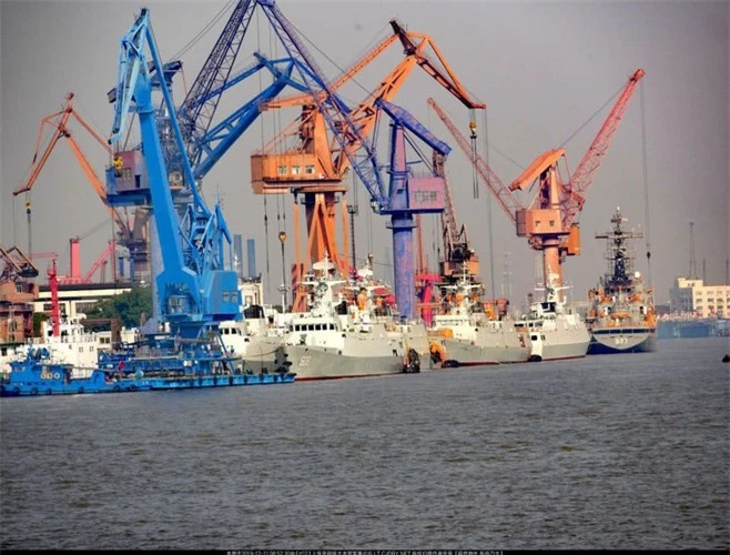 Hạ thủy được 4 tháng, đến nay tàu đổ bộ Type 075 của Trung Quốc vẫn ngổn ngang - Hình 9 Ha thuy duoc 4 thang, den nay tau do bo Type 075 cua Trung Quoc van ngon ngang-Hinh-9