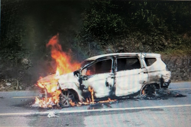 Quảng Nam: Ô tô bốc cháy sau tiếng nổ lớn, 2 người tử vong