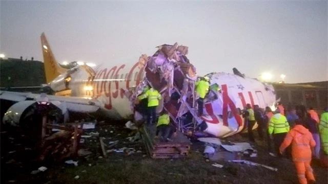 Máy bay chở gần 200 người vỡ làm ba khi hạ cánh - 1