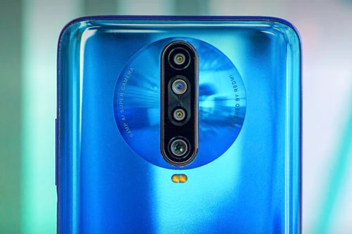 Xiaomi Poco X2 sở hữu 4 camera sau. Cảm biến chính 64 MP, khẩu độ f/1.9 cho khả năng lấy nét theo pha. Cảm biến thứ hai 8 MP, f/2.2 cho ống kính góc rộng 120 độ. Ống kính macro 2 MP, f/2.4 và cảm biến chiều sâu 2 MP, f/2.4. Bộ đôi này được trang bị đèn flash LED kép, quay video 4K tốc độ 30 khung hình/giây, hoặc HD tốc độ 960 khung hình/giây. 