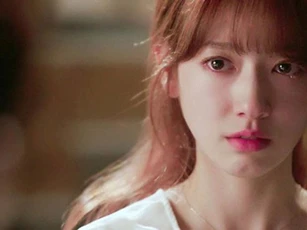Nghe sếp đưa ra yêu cầu này để trừ nợ, gái trẻ lẩy bẩy đứng không vững