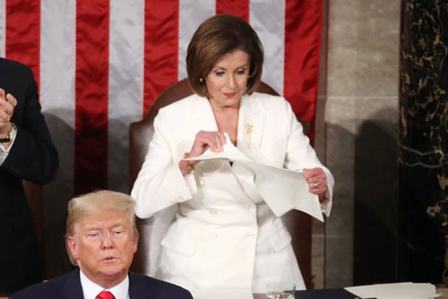 “Bà đầm thép” Pelosi lý giải việc xé rách bài phát biểu của ông Trump
