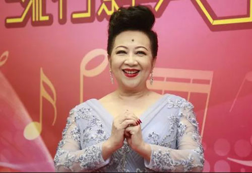 Ngôi sao Hong Kong Tiết Gia Yến hạnh phúc khi được tặng khẩu trang y tế