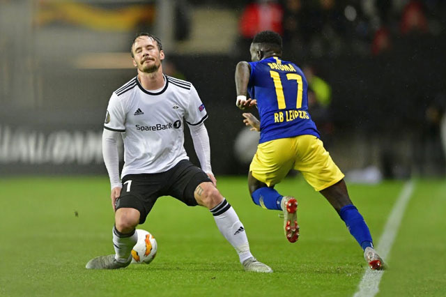 CLIP: Những pha 'xâu kim' đẳng cấp trên sân cỏ