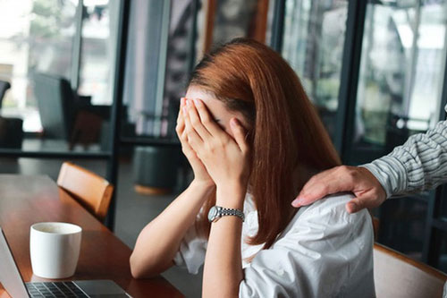 Thấy chồng lại nghĩ đến... người kia