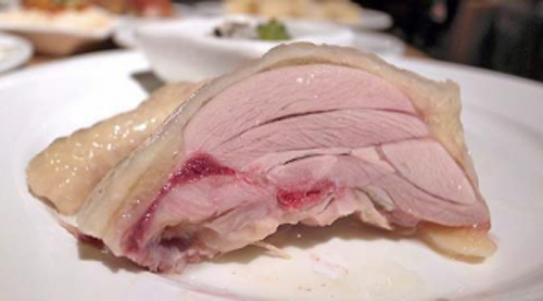 Gà luộc cho thêm thứ này vào chẳng bao giờ bị đỏ, chín vừa tới thơm ngọt không nứt da