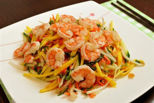 5 bước làm gỏi xoài xanh tôm khô đảm bảo cả nhà "ăn hết veo"