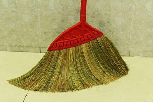 Đặt chổi đúng chỗ này, gia chủ đổi vận sau 1 đêm, tiền bạc ùn ùn kéo đến