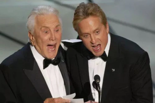 Kirk và con trai Michael Douglas. (Ảnh: Us Today)