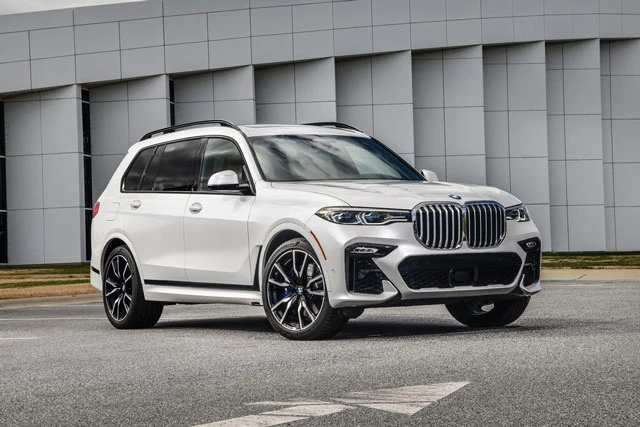 1. BMW X7 xDrive50i (giá khởi điểm: 93.595 USD).