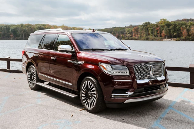 2. Lincoln Navigator (giá khởi điểm: 75.825 USD).