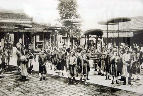 Ai là người thảo bản hịch cho vua Duy Tân?