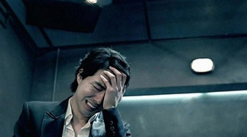 Lắp camera chống trộm, tôi "chết điếng" khi phát hiện ra việc làm "tày trời" của vợ