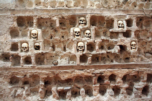 Bí mật rùng rợn về tháp sọ người đặc biệt nhất hành tinh