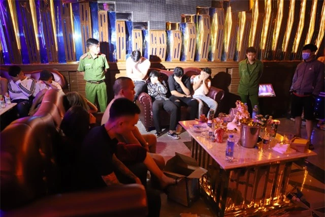 Hàng chục thanh niên “phê” ma túy trong quán karaoke vừa khai trương - 1