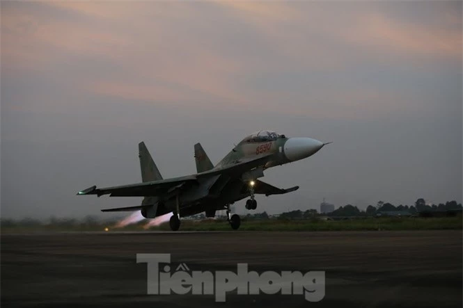 “Ho Mang Chua” Su-30MK2 cung thien binh canh giu bau troi To quoc tung canh dau nam-Hinh-12