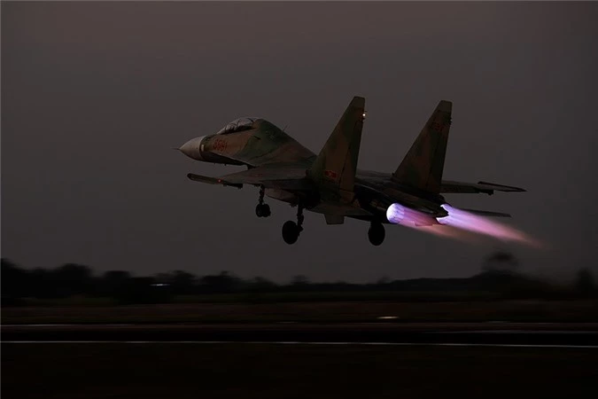 “Ho Mang Chua” Su-30MK2 cung thien binh canh giu bau troi To quoc tung canh dau nam-Hinh-14