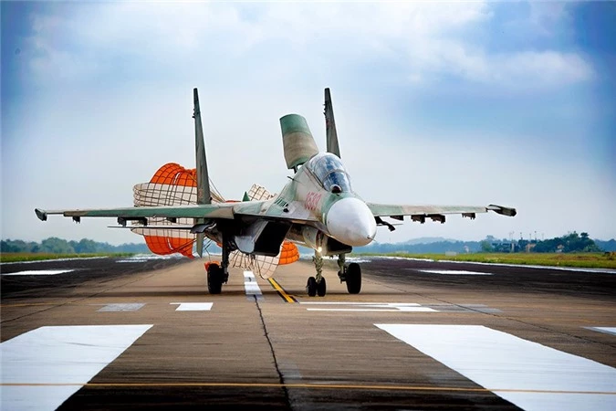 “Ho Mang Chua” Su-30MK2 cung thien binh canh giu bau troi To quoc tung canh dau nam-Hinh-15