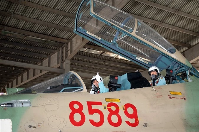 “Ho Mang Chua” Su-30MK2 cung thien binh canh giu bau troi To quoc tung canh dau nam-Hinh-2