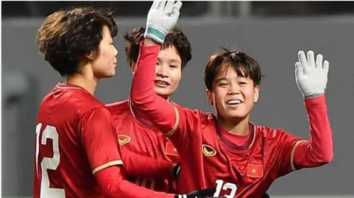 Ngân Thị Vạn Sự (áo số 13) ghi bàn thắng duy nhất cho ĐT nữ Việt Nam