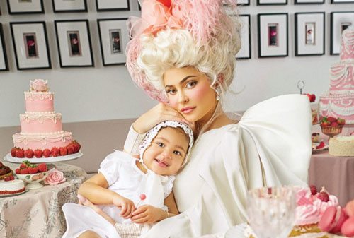 Nữ tỷ phú trẻ nhất thế giới ôm con gái lên bìa tạp chí