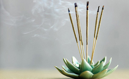 Ngày rằm, nên thắp trên bàn thờ bao nhiêu nén hương là tốt nhất, giúp thu hút tài lộc, gia đạo bình an?