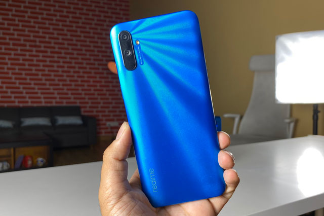 Trên tay Realme 3 vừa ra mắt, giá hơn 2 triệu đồng