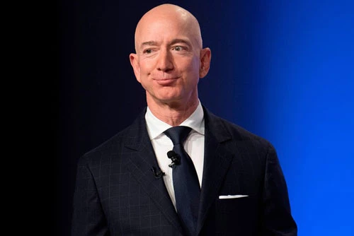 Người sáng lập và Giám đốc điều hành của Amazon, tỷ phú Jeff Bezos rất coi trọng giấc ngủ. Ông cho rằng ngủ đủ 8 tiếng giúp ông đưa ra các quyết định đúng đắn khi là một giám đốc điều hành cấp cao.