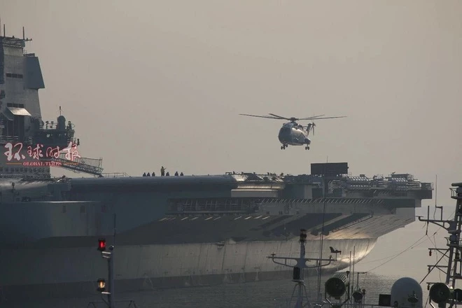 Trực thăng vận tải Z-18 hạ cánh trên tàu sân bay Sơn Đông. Ảnh: Global Times.
