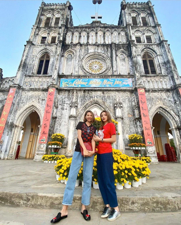 Dịp Tết vừa rồi, Kỳ Duyên đã có mặt tại quê Minh Triệu để đón năm mới cùng nhau. Dịp Tết vừa rồi, Kỳ Duyên đã có mặt tại quê Minh Triệu để đón năm mới cùng nhau.