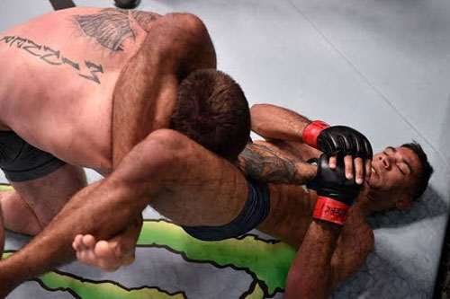 CLIP: Võ sĩ Mỹ thua đau vì... quá ham tấn công