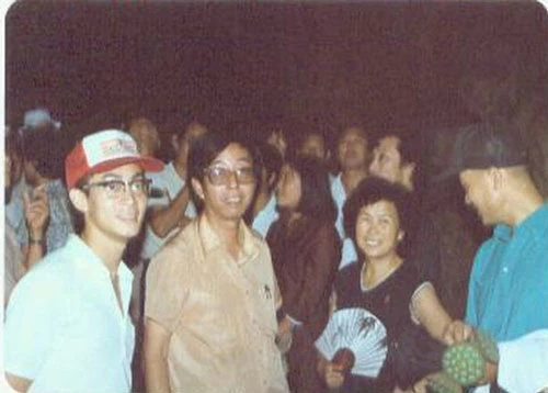Hứa Kính Thanh (thứ hai từ trái qua) chụng chung cùng đạo diễn Dương Khiết (áo đen), Lục Tiểu Linh Đồng (ngoài cùng bên trái) và Trì Trọng Thụy (phải).